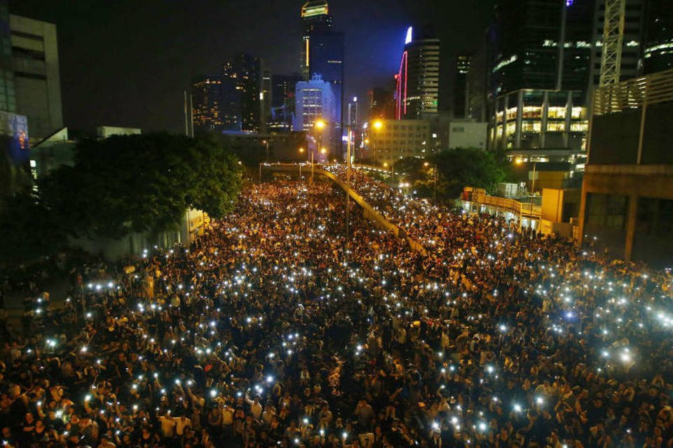 Ato em rua do luxo de Hong Kong chama atenção de turistas
