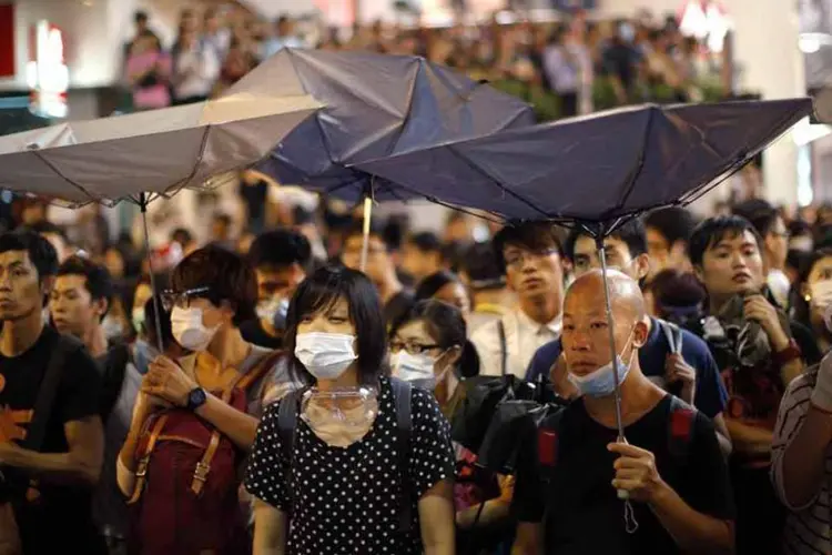 
	Manifestantes pr&oacute;-democracia enfrentam pol&iacute;cia no distrito comercial Mong Kok, em Hong Kong
 (Carlos Barria/Reuters)