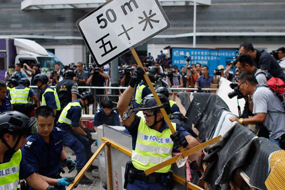 Polícia volta a retirar barreiras de protesto em Hong Kong