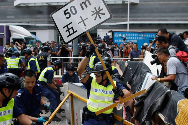 Polícia de Hong Kong retira barricadas montadas por manifestantes  (REUTERS/Carlos Barria)