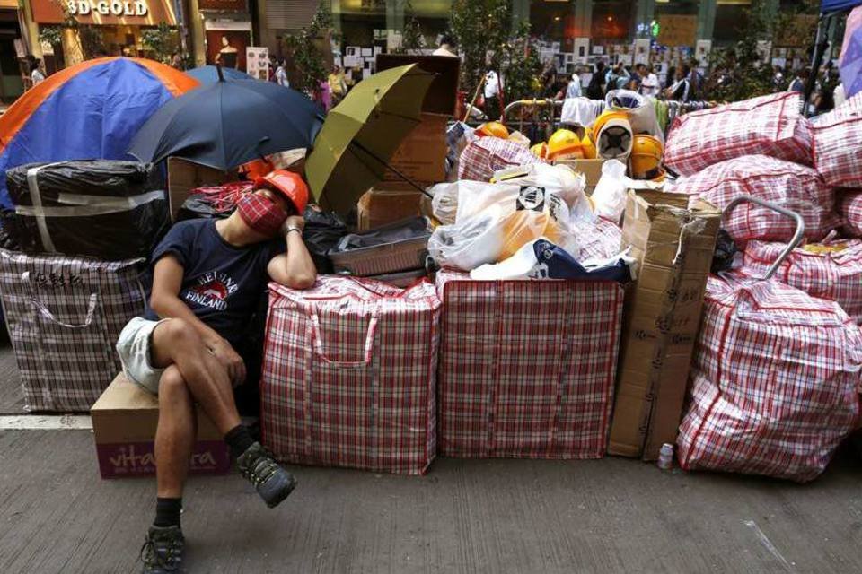 Estudantes e governo de Hong Kong mantêm posições