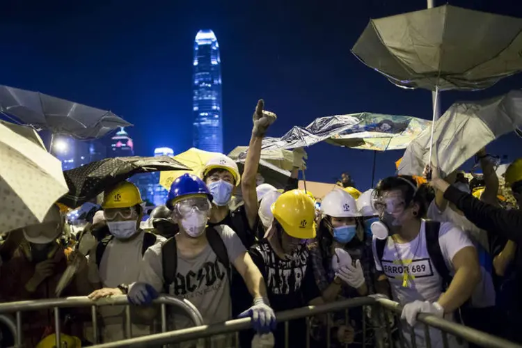 Um manifestante prí-democracia grita para a polícia após bloqueio de passagem no distrito financeiro de Hong Kong neste domingo, 30 de novembro de 2014 (REUTERS/Tyrone Siu)
