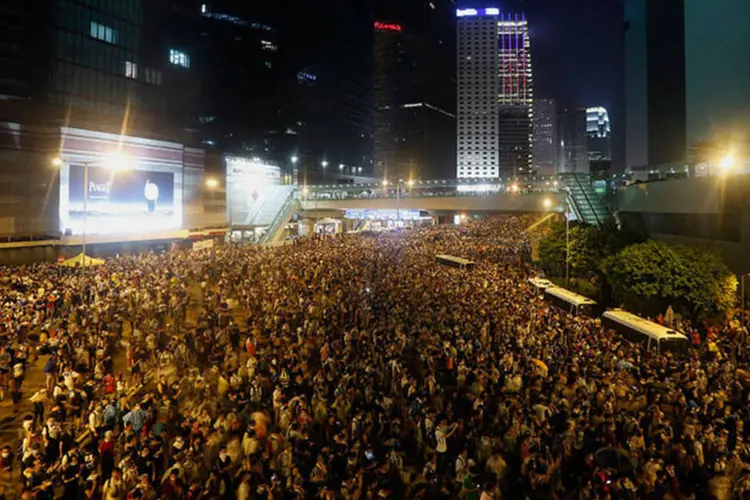 Milhares de pessoas reunidas em protesto em Hong Kong, na China (REUTERS/Bobby Yip)