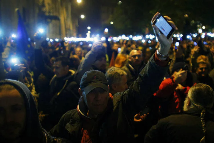 Manifestantes levantam smartphones durante protesto contra imposto sobre internet na Hungria (Laszlo Balogh/Reuters)