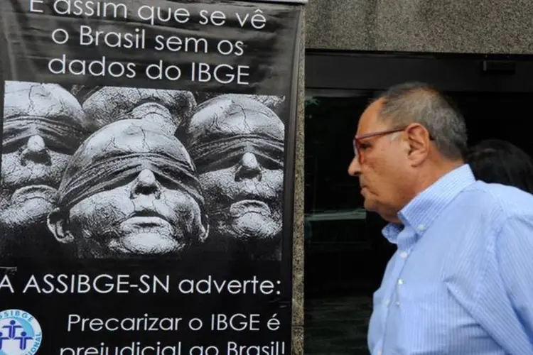 
	Cartaz de funcion&aacute;rios do IBGE: protesto&nbsp;aconteceu em frente ao Teatro Jo&atilde;o Caetano
 (Tânia Rego/Agência Brasil)