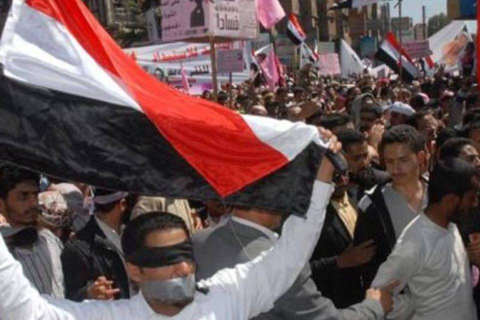 Iemenitas vão às ruas para pedir renúncia de presidente
