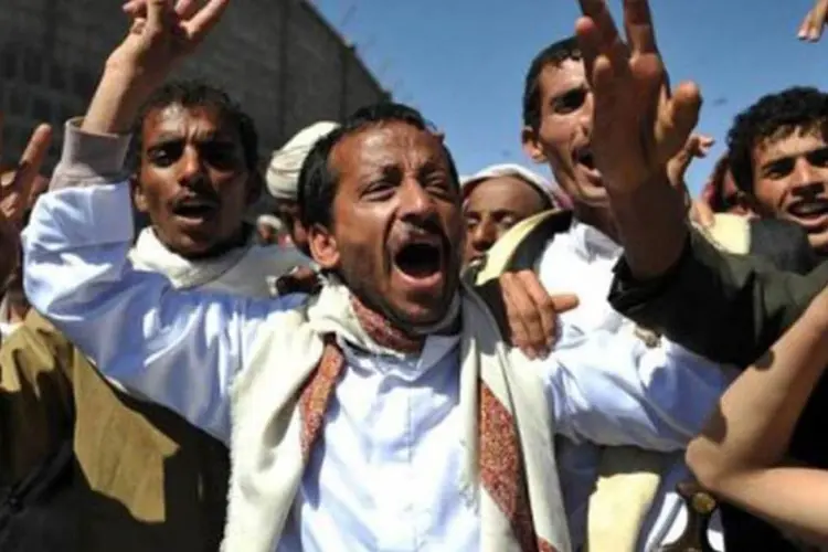 Dezenas de milhares de manifestantes foram neste sábado a Sana, capital do Iêmen  para pedir a execução do presidente do país, Ali Abdullah Saleh (Mohammed Huwais/AFP)