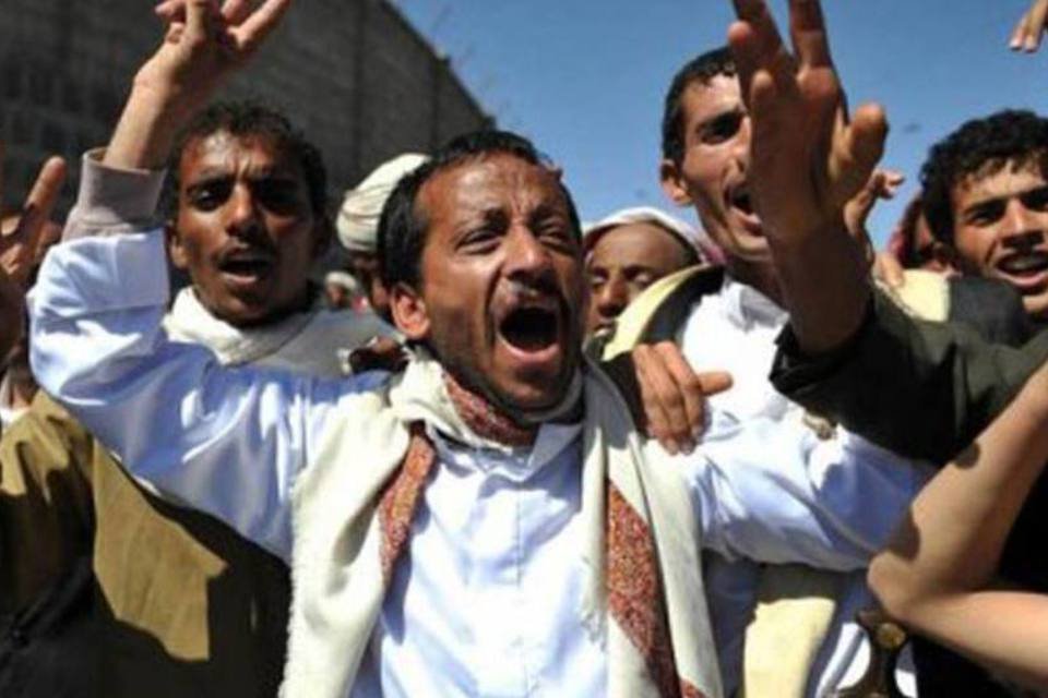 Milhares de manifestantes pedem morte de líder do Iêmen