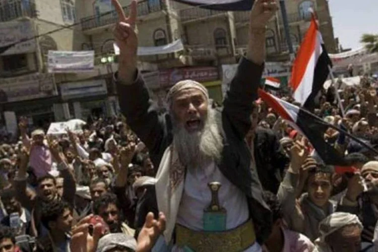 Manifestantes antigovernamentais no Iêmen: Saleh está no poder há 32 anos (Ahmad Gharabli/AFP)