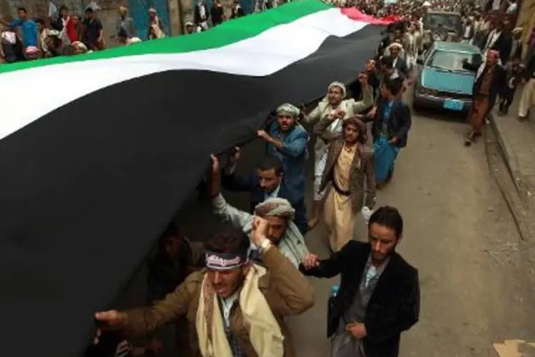 Iemenitas participam de protesto em Sana para exigir a renúncia do governo e manifestar seu apoio a Gaza (Mohammed Huwais/AFP)