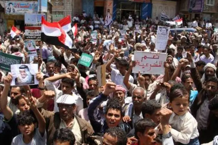 Iemenitas protestam em apoio à coalizão internacional liderada pela Arábia Saudita (STR/AFP)