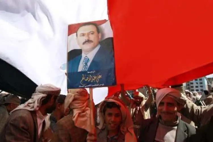 Milhares de rebeldes xiitas e partidários do antigo presidente do Iêmen Ali Abdullah Saleh fazem ato em Sana (Mohammed Huwais/AFP)