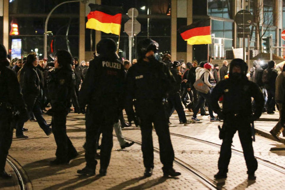 Protestos pró e anti-islã levam milhares às ruas na Alemanha