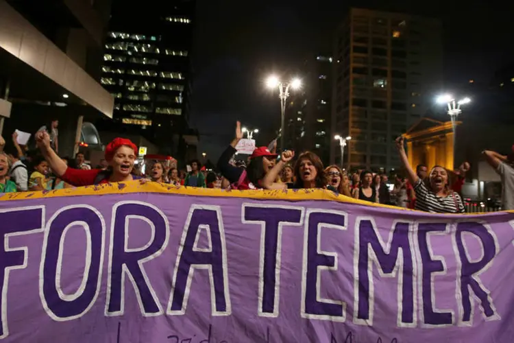 
	Protesto: os manifestantes gritam &quot;Fora Temer&quot; e defendem a perman&ecirc;ncia de Dilma na Presid&ecirc;ncia
 (Paulo Whitaker / Reuters)