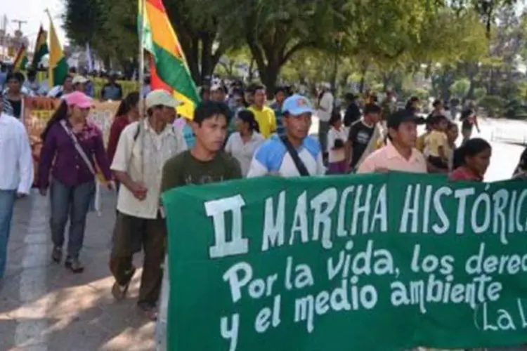 Indígenas caminharam por 65 dias em protesto contra a construção (AFP)