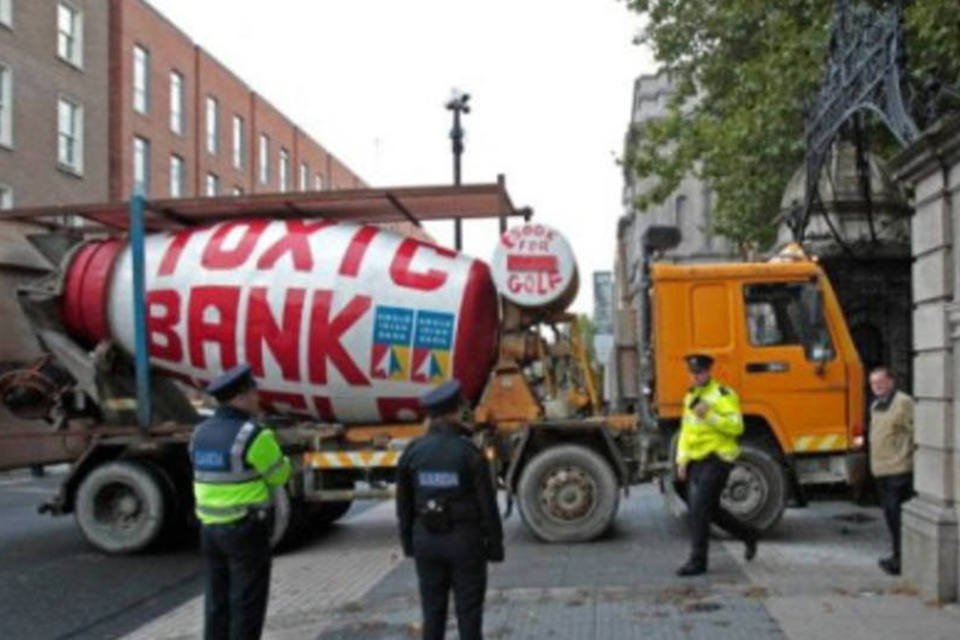 Manifestantes usam betoneira em protestos na Irlanda