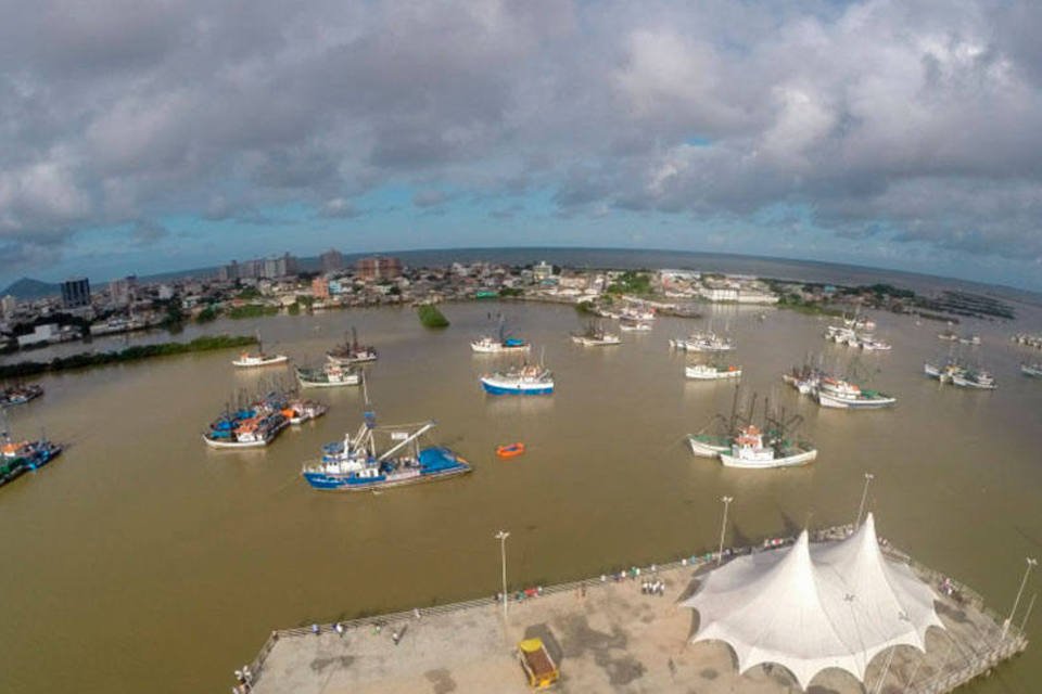 Ato de pescadores impede que passageiros deixem navio em SC