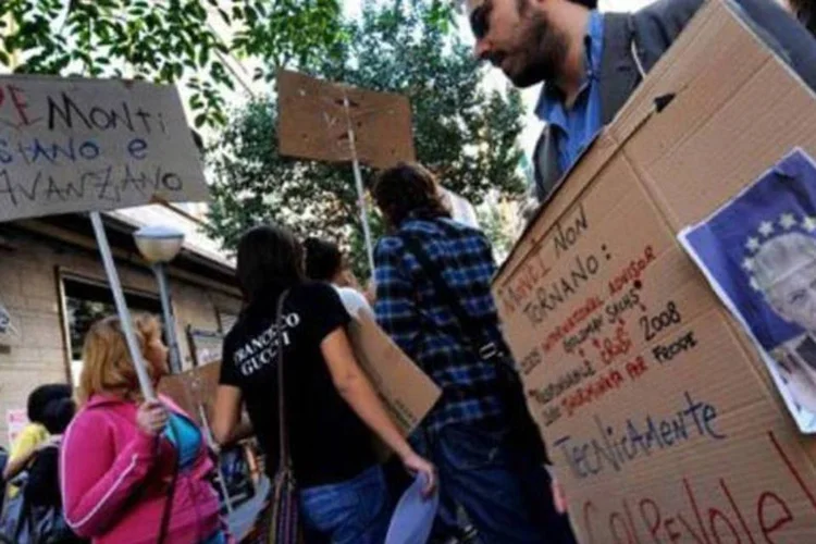 Manifestantes italianos protestam: analistas projetam um 2012 sombrio (Mario Laporta/AFP)