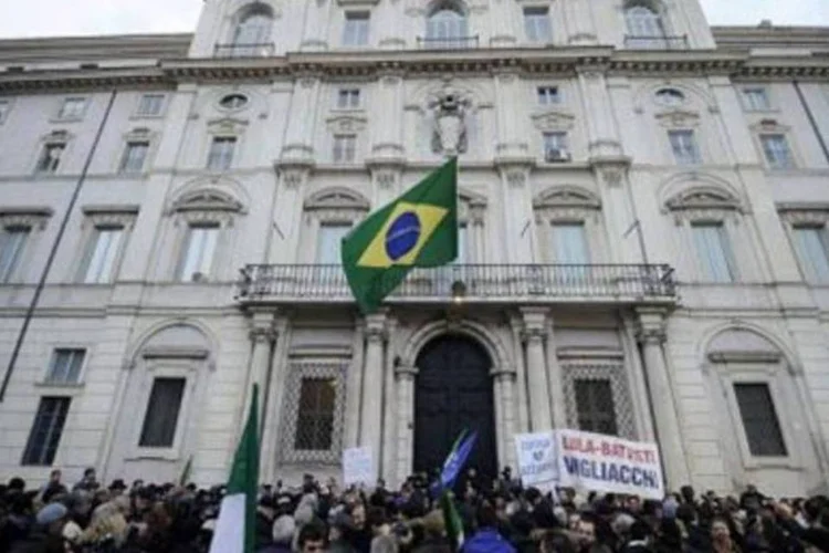 Manifestação em frente a embaixada brasileira em  Roma contra a decisão no caso Battisti (Filippo Monteforte/AFP)
