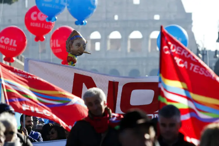 Protesto em Roma: sindicatos protestam contra cortes de gastos e reformas no mercado de trabalho (Remo Casilli/Reuters)
