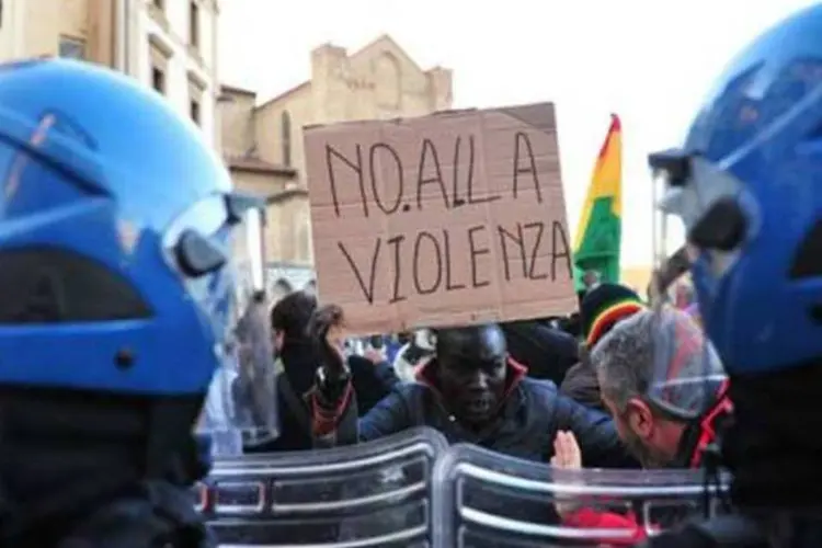 Manifestantes reúnem-se em frente à polícia durante protesto em Florença (Alberto Pizzoli/AFP)