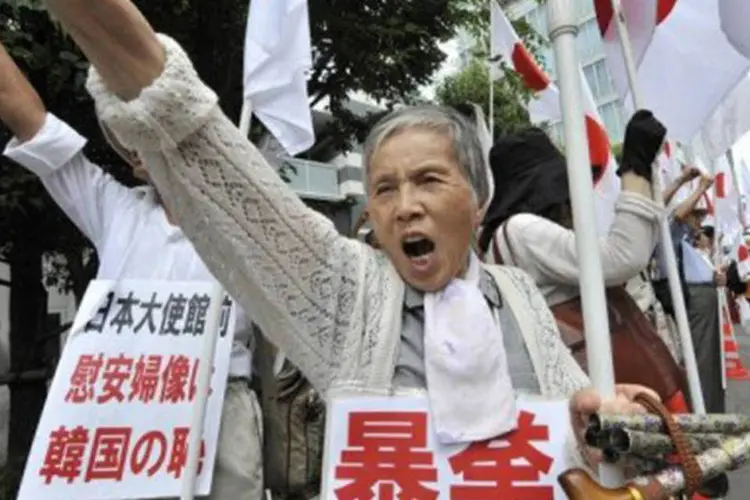 Japoneses protestam contra visita do presidente sul-coreano a um arquipélago disputado
 (Rie Ishii/AFP)