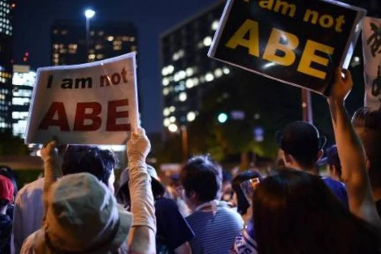 Manifestantes protestam em frente à residência oficial do primeiro-ministro, em Tóquio, após a aprovação dos projetos (Yoshikazu Tsuno/AFP)