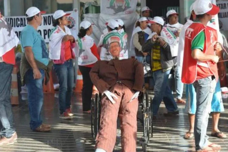 Integrantes da Federação dos Trabalhadores na Agricultura Familiar ocupam o prédio do Ministério da Fazenda em protesto por melhorias para o campo (Antônio Cruz/Agência Brasil)