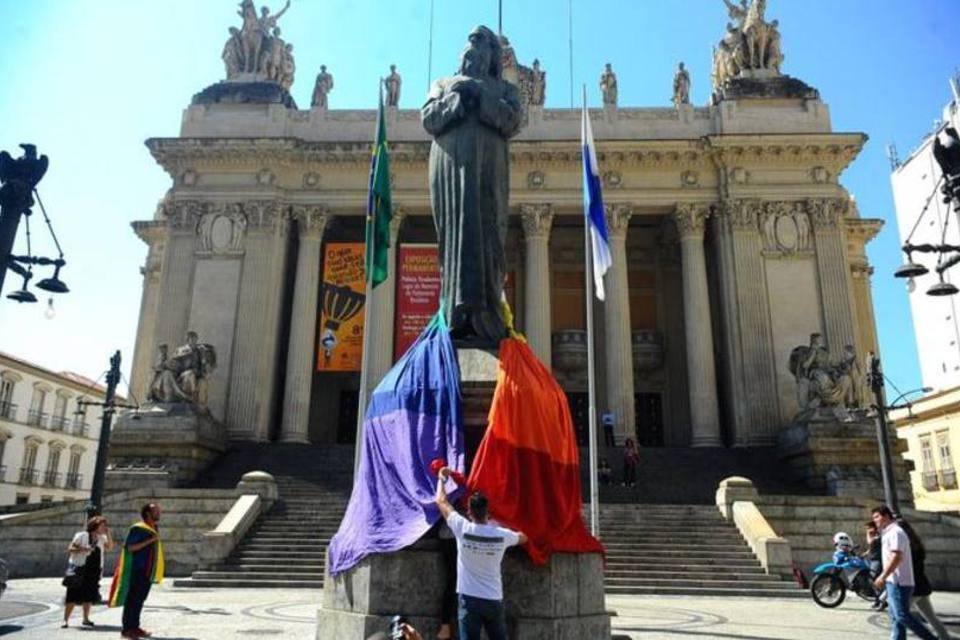 Ativistas cobrem estátua no Rio por lei contra homofobia