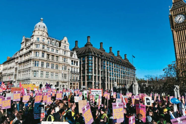 Estudantes em fúria: as ruas de Londres ficaram cheias com os protestos contra o corte de verba das universidades (Carl Court/AFP)