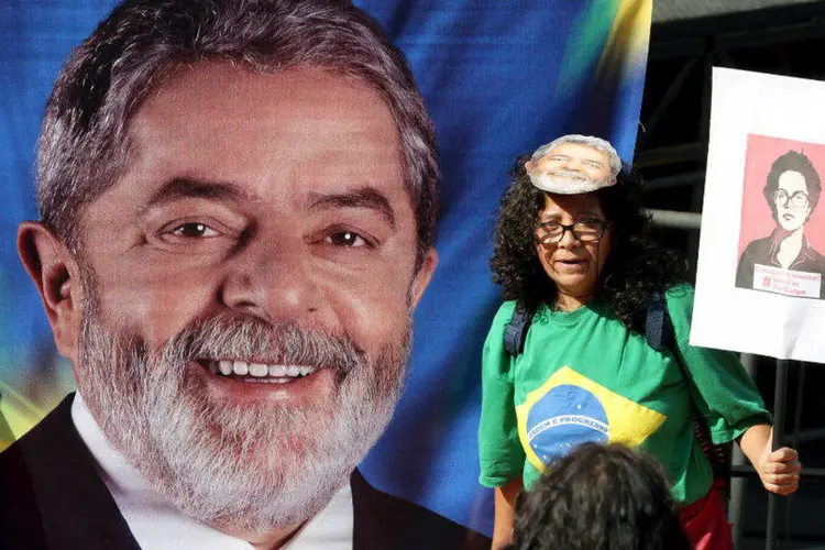 
	Mulher ao lado de foto do ex-presidente Lula em protesto pela democracia em S&atilde;o Paulo
 (Paulo Whitaker/Reuters)