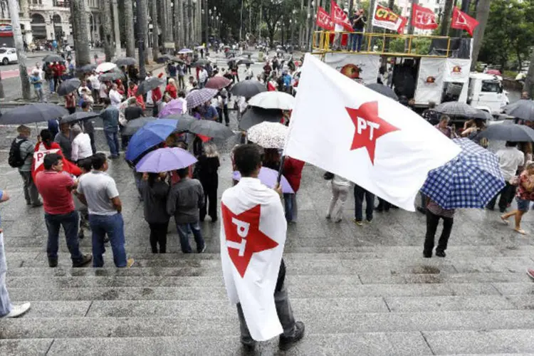 
	Protesto: a manifesta&ccedil;&atilde;o concentrou poucas pessoas, que quase n&atilde;o tiveram tempo de protestar por causa da chuva torrencial
 (Miguel Schincariol / AFP)