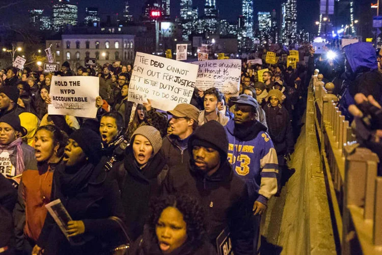 
	Protesto em Manhattan: policial Daniel Pantaleo foi inocentado de qualquer responsabilidade por seu envolvimento no confronto que matou Eric Garner
 (Elizabeth Shafiroff/Reuters)