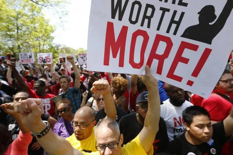 Manigestantes gritam palavras de ordem durante protesto na sede do McDonald's, em Oak Book, Illinois (Jim Young/Reuters)