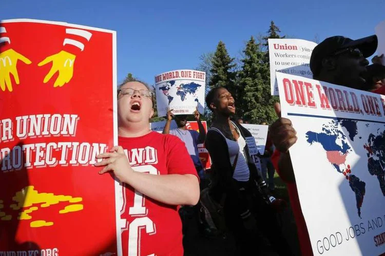 Protesto em frente à sede do McDonald's: protesto durou cerca de 2 horas (Jim Young/Reuters)