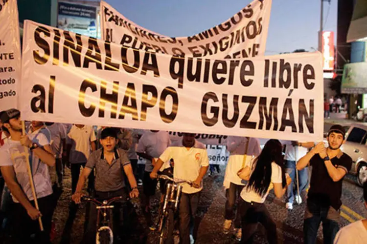 
	Manifestantes carregam uma faixa com a frase &quot;Sinaloa quer Chapo Guzman livre&quot; durante uma marcha: as mobiliza&ccedil;&otilde;es foram convocadas atrav&eacute;s das redes sociais&nbsp;
 (REUTERS/Daniel Becerril)