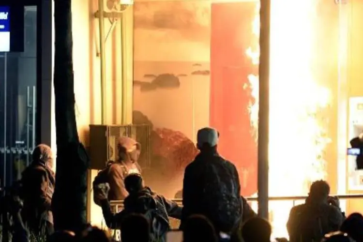 Agência bancária incendiada durante protesto na Cidade do México em 1º de dezembro (Alfredo Estrella/AFP)