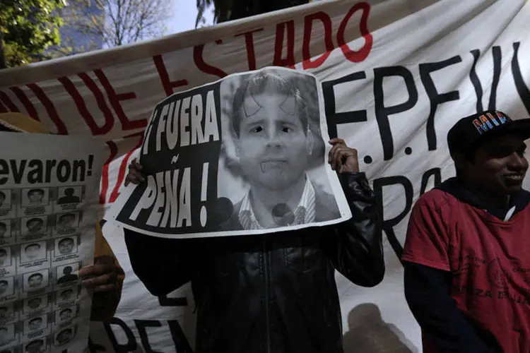 Manifestantes durante um protesto pelos 43 estudantes desaparecidos, na Cidade do México (Tomas Bravo/Reuters)
