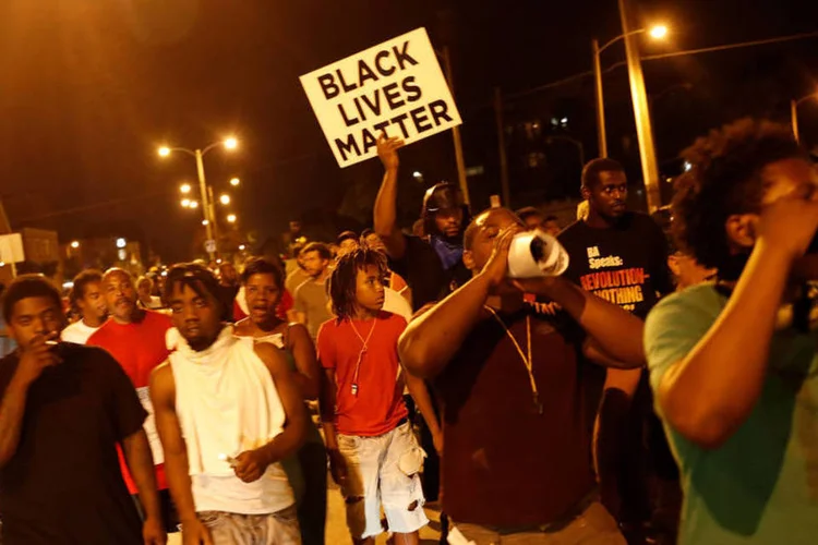
	Protesto: os dist&uacute;rbios come&ccedil;aram depois da morte no s&aacute;bado de um jovem negro que tentou fugir a p&eacute; quando os agentes detiveram seu autom&oacute;vel
 (Aaron P. Bernstein / Reuters)