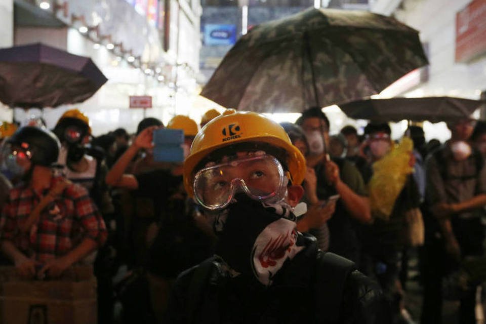 Polícia detém 80 em retirada de acampamento em Hong Kong
