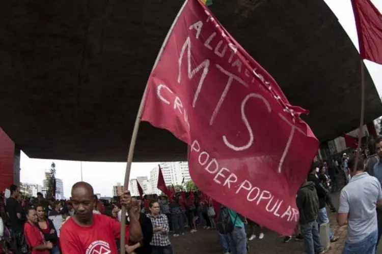 Sem-teto participam de um protesto para reivindicar moradias populares: movimento por moradia espera que a aprovação definitiva ocorra até o final de maio (Marcelo Camargo/ABr)