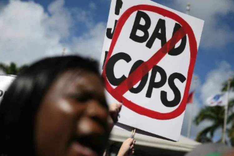 Multidão vai às ruas em protesto pela morte de Corey Jones por um policial à paisana (Joe Raedle/AFP)