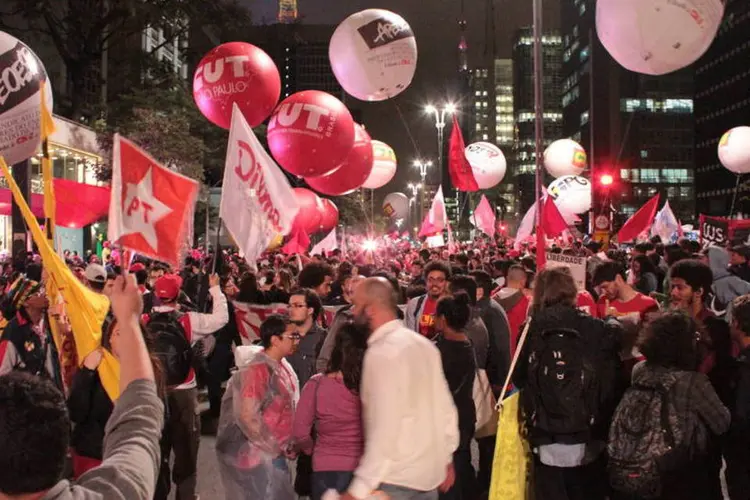 
	Faixa de apoiadores de Dilma no protesto de 20/8: as maiores concentra&ccedil;&otilde;es devem acontecer em Aparecida e S&atilde;o Paulo, onde s&atilde;o esperadas cerca de 10 mil pessoas
 (Raphael Martins/EXAME.com)