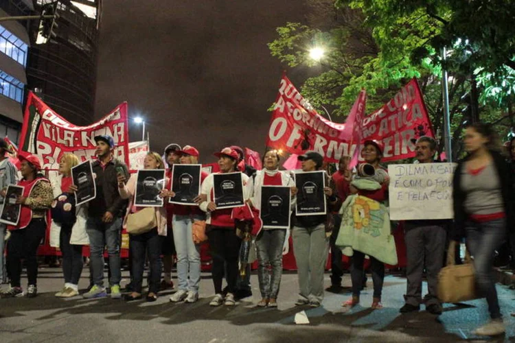 
	Manifestantes lembram de v&iacute;timas da chacina de Osasco e Barueri.
 (Raphael Martins/EXAME.com)
