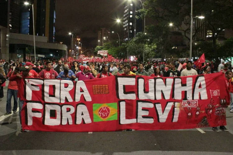 
	Protesto: manifestantes exigem sa&iacute;da de Cunha e tamb&eacute;m criticam o ajuste fiscal proposto pelo governo federal
 (Raphael Martins/EXAME.com)