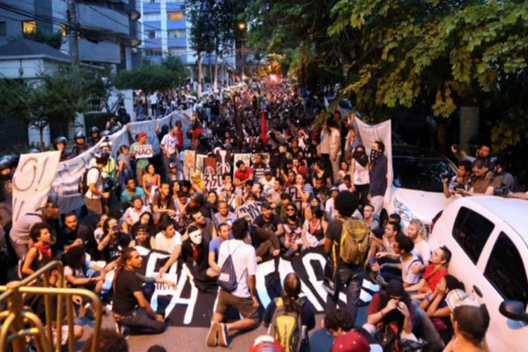 Protesto do MPL: manifestantes chegaram a se sentar na rua da casa do prefeito Fernando Haddad (Reprodução/Twitter/‏@cmi_saopaulo)