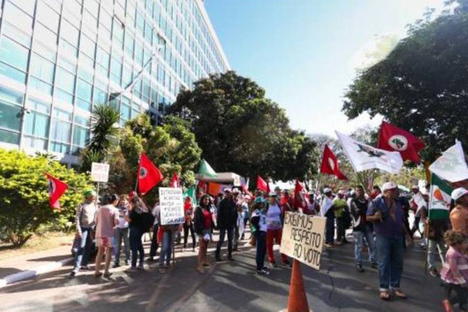 Manifestação em Brasília reúne mil contra governo Temer