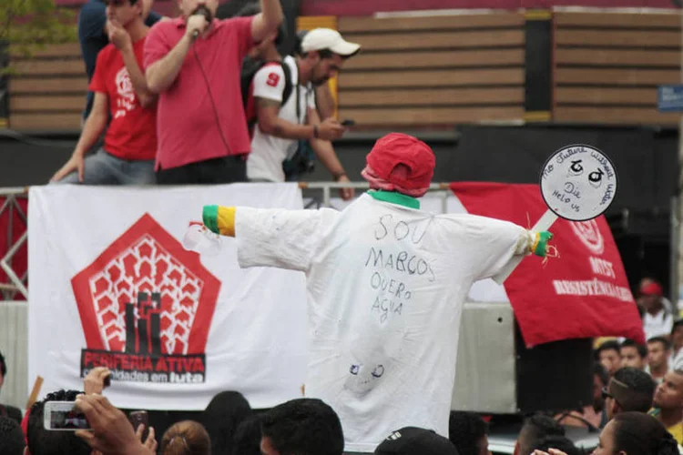 
	Integrantes do MTST em ato anterior: marcha de hoje teve concentra&ccedil;&atilde;o no Largo da Batata
 (Oswaldo Corneti/Fotos Públicas)
