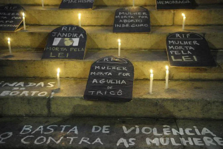 Protesto pelo fim da violência contra as mulheres:  cartazes e palavras de ordem protestavam majoritariamente contra o pré-candidato a prefeito do Rio (Fernando Frazão/ABr)
