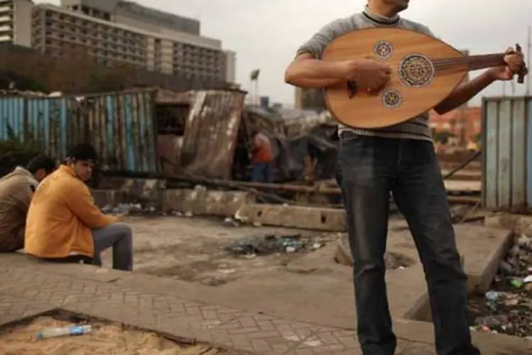 Manifestante toca instrumento musical  na praça Tahri, no Cairo (Peter Macdiarmid/Getty Images)